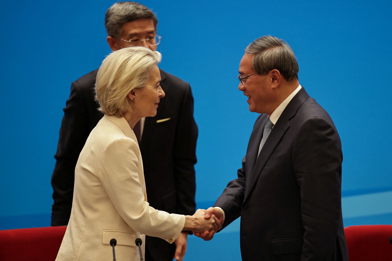 EU, China agree October deadline for trade negotiations