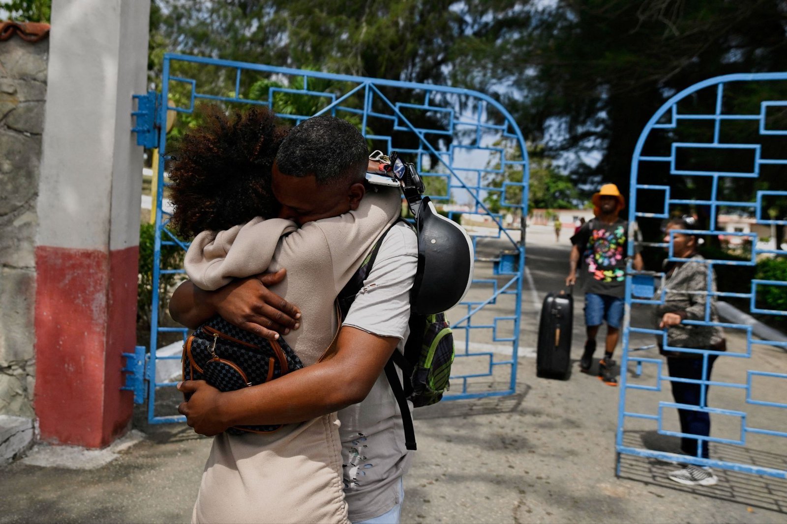 Cuba releases 2,000 political prisoners