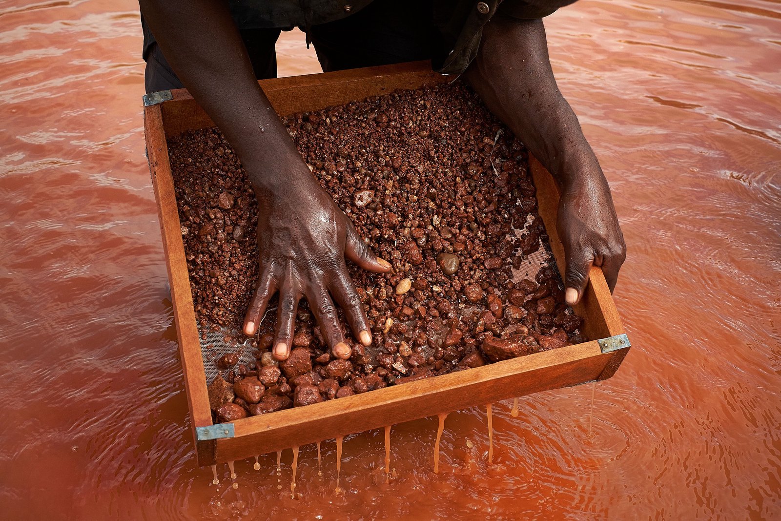 Angola backs mining investment, not sales quotas or export bans