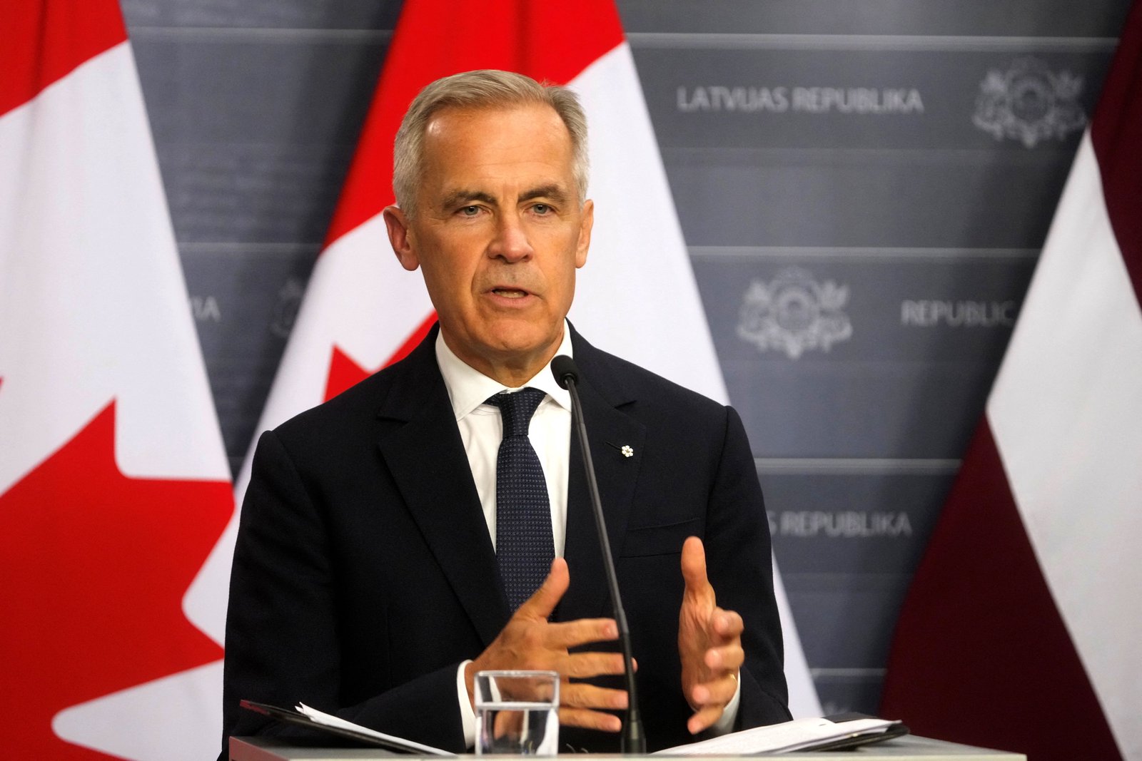 Canada and Mexico hold talks over US tariff threat