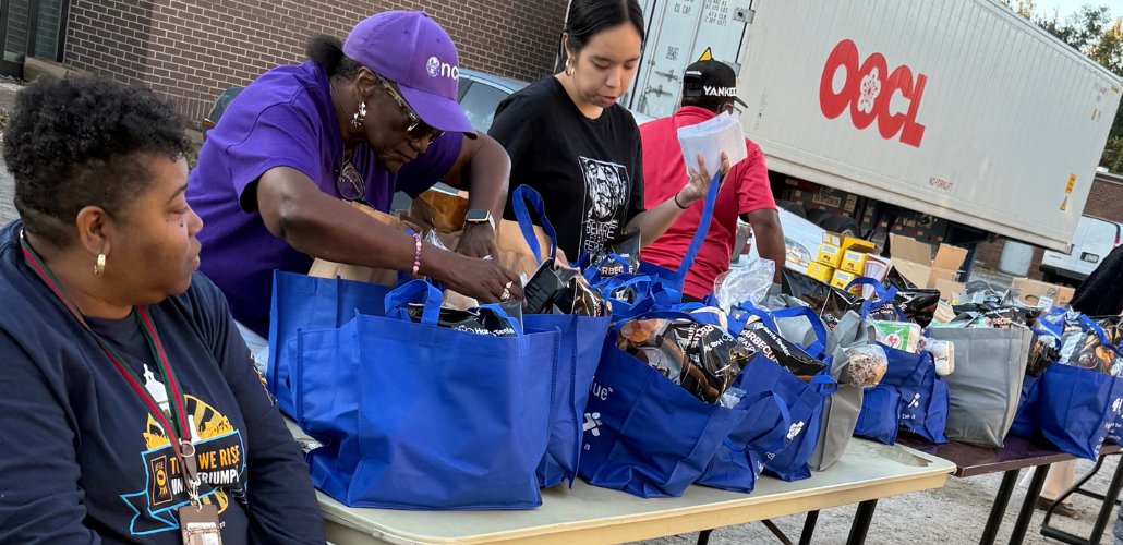 Union Members Distribute Food for Federal Workers