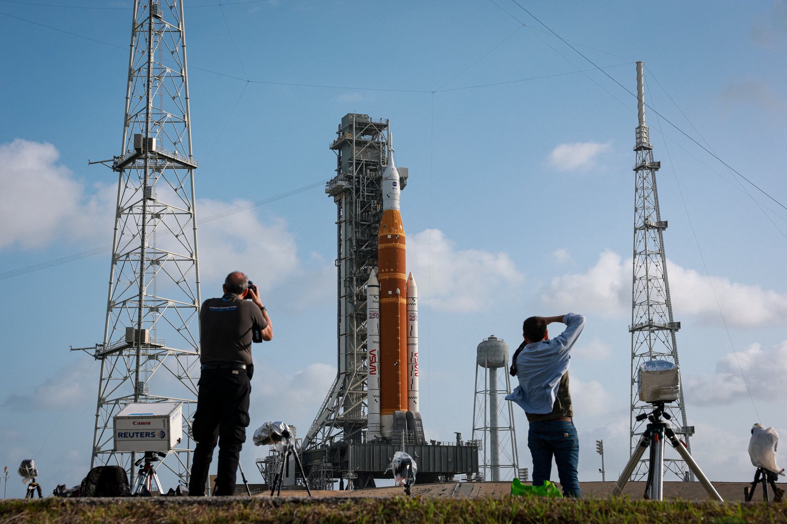 NASA crew plans moon orbit