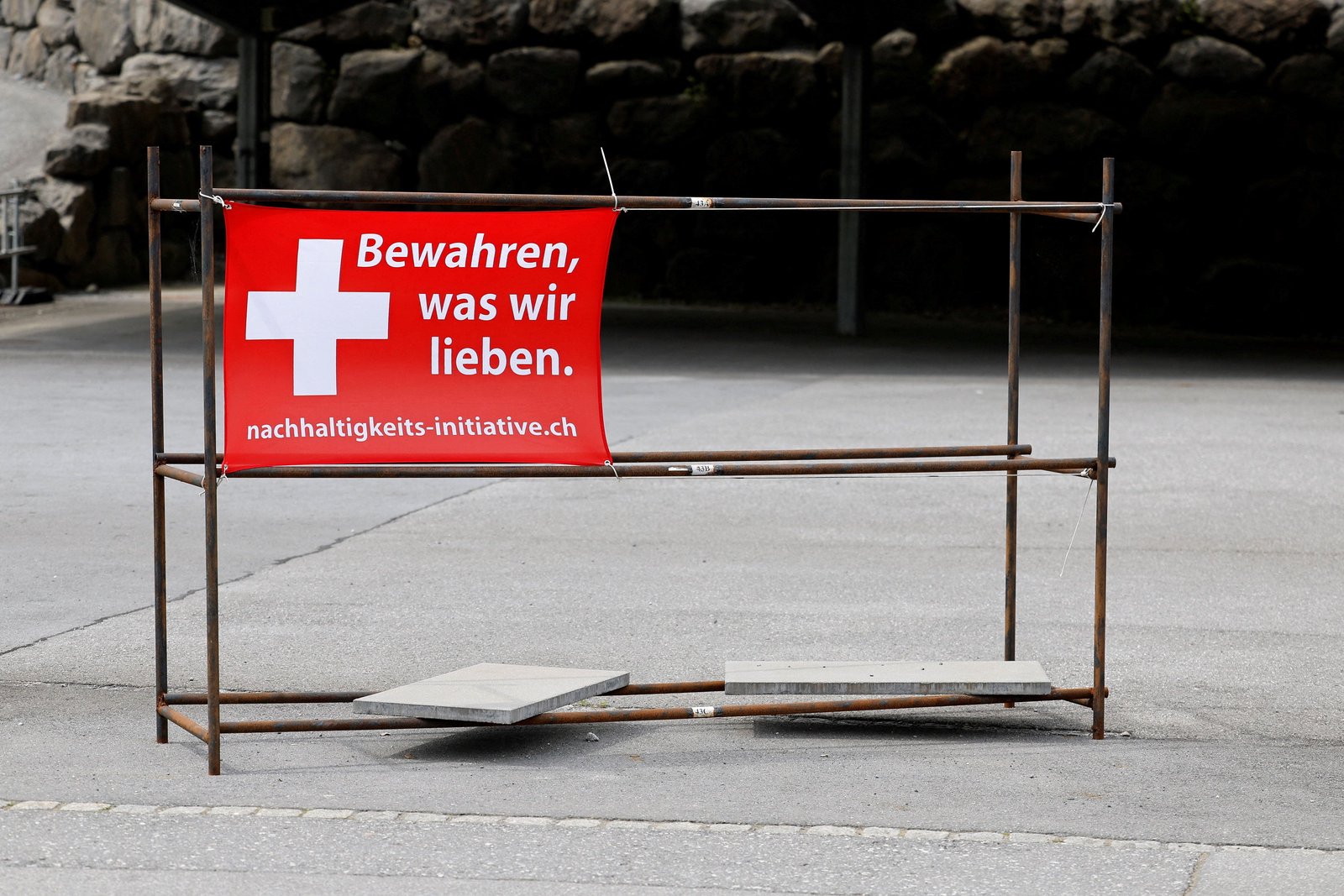 Switzerland mulls capping population
