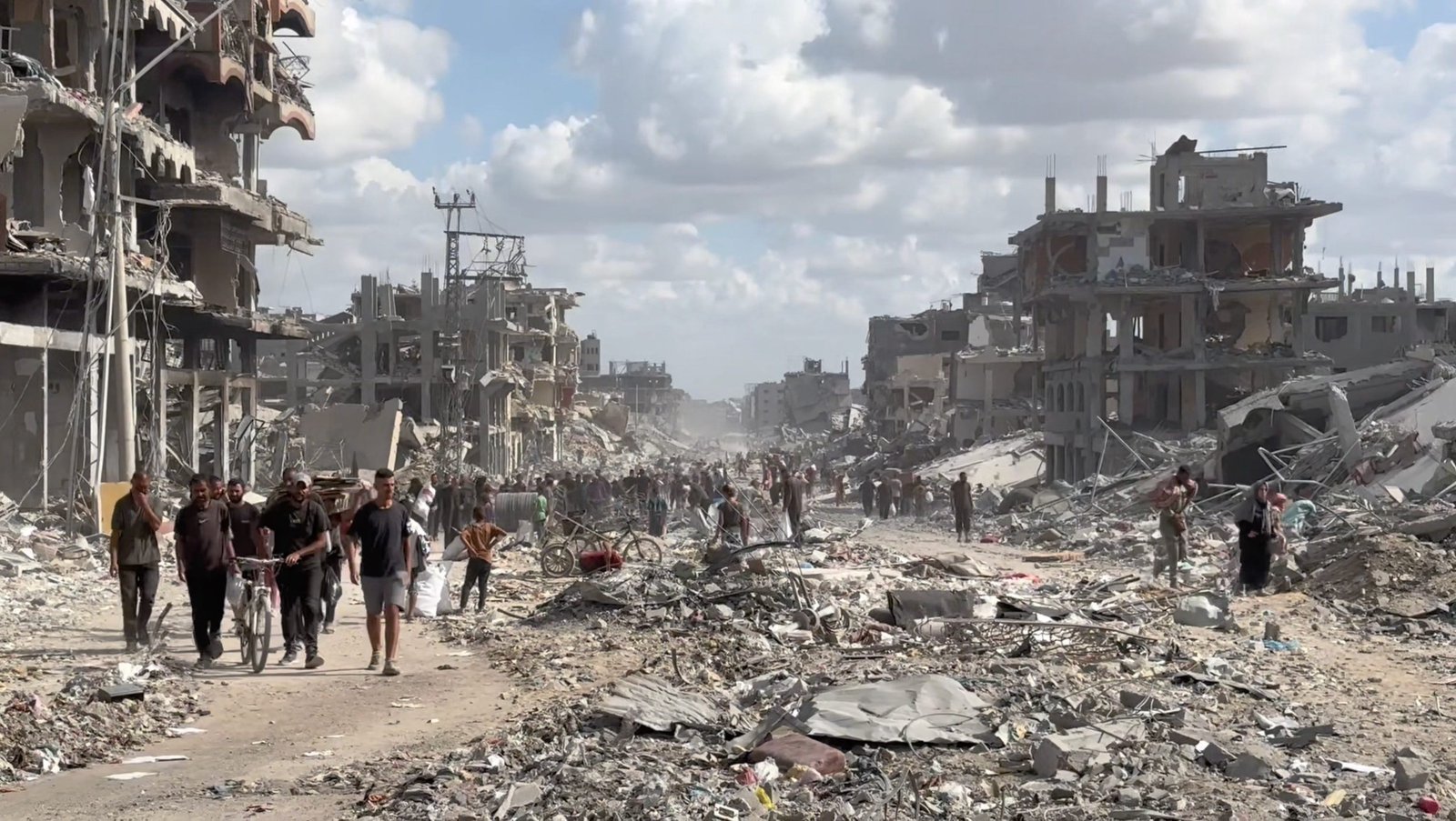Thousands of Palestinians Return to Gaza City to Find a Wasteland of Rubble