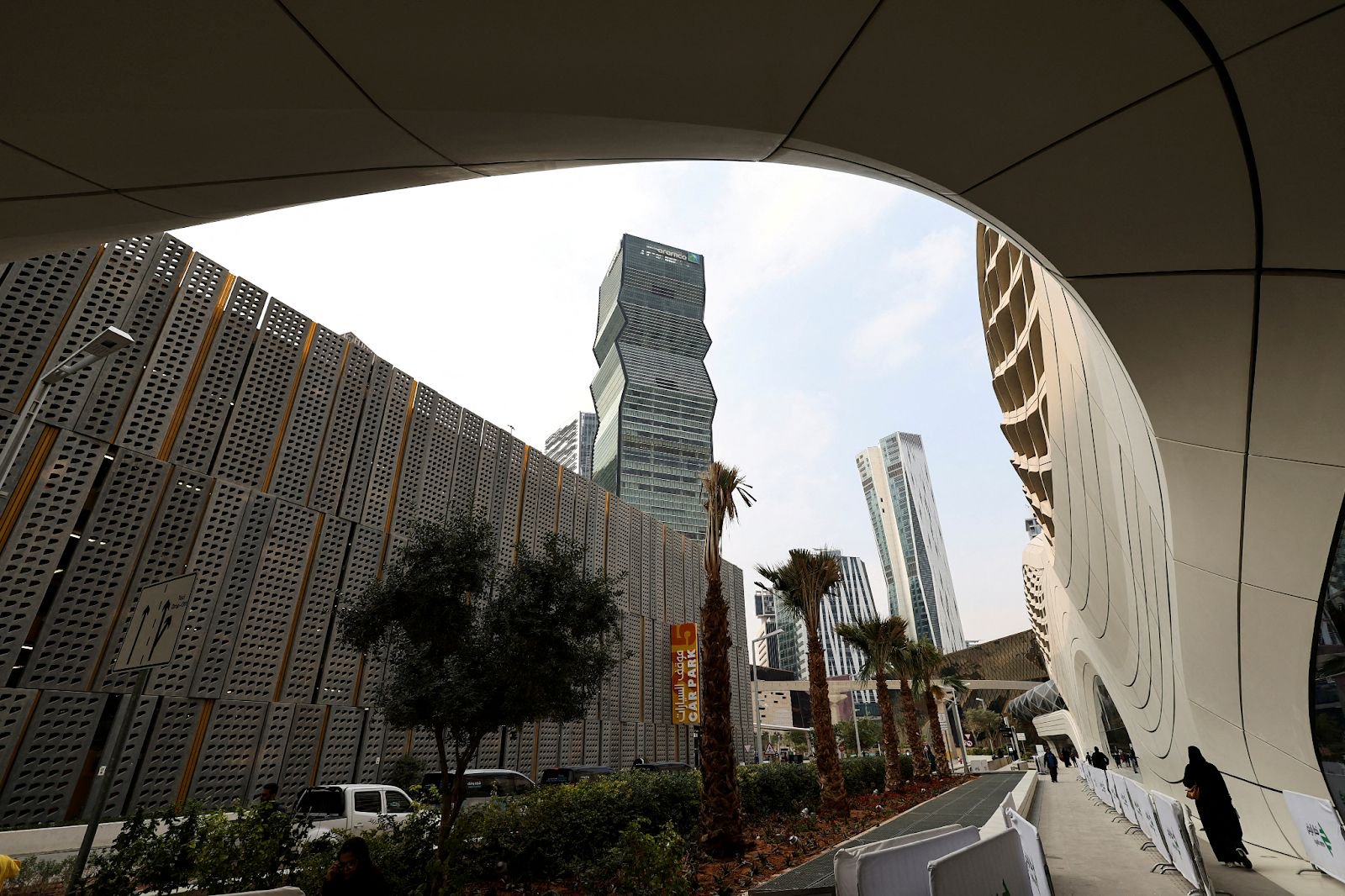 Saudi relaxes rules for foreign companies to establish headquarters in the country