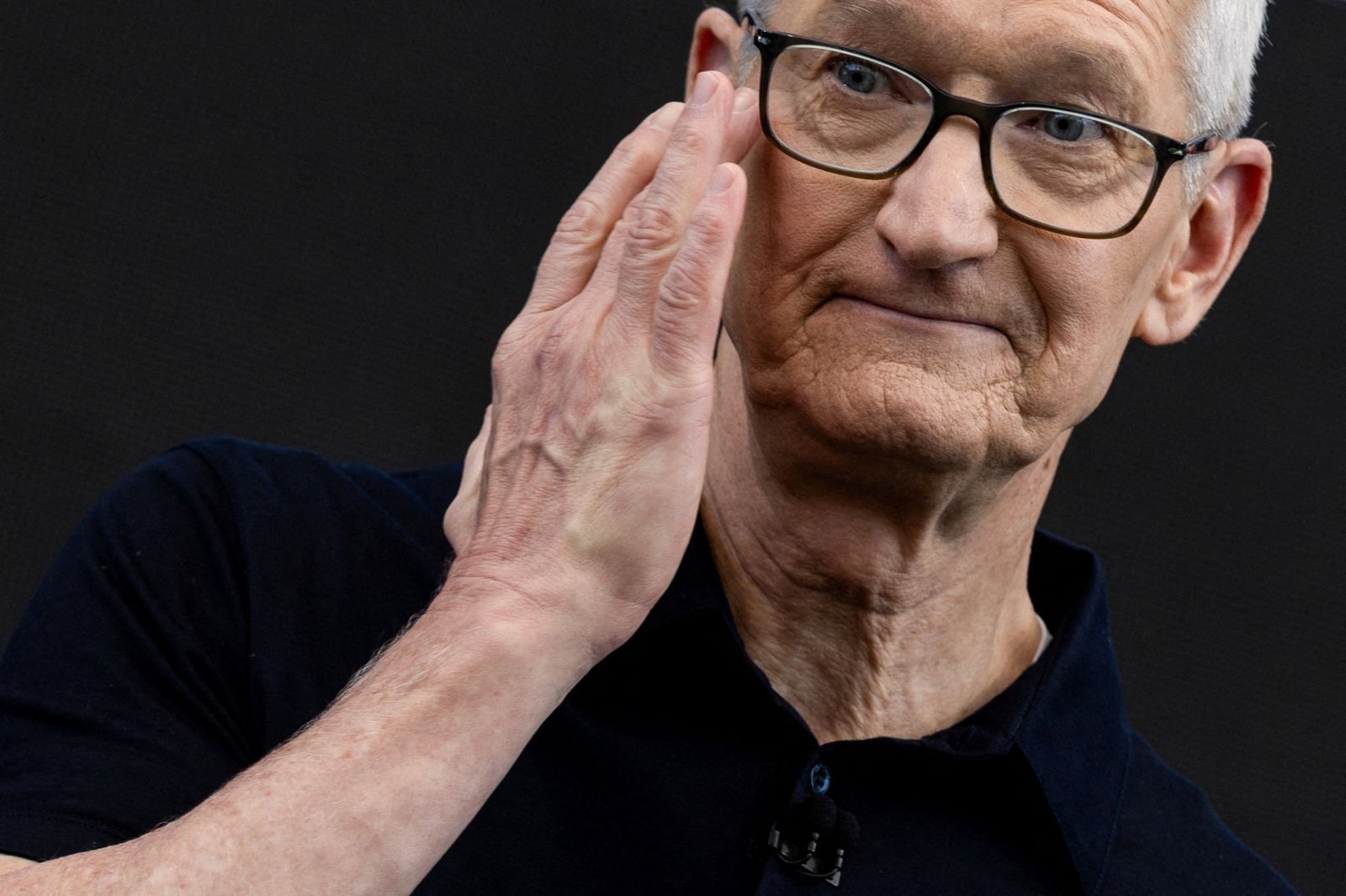 Apple shares fall on Siri's AI upgrade
