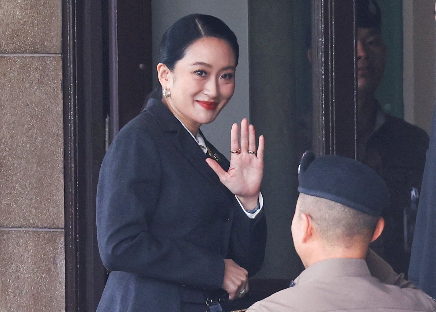 Thai court removes prime minister from office