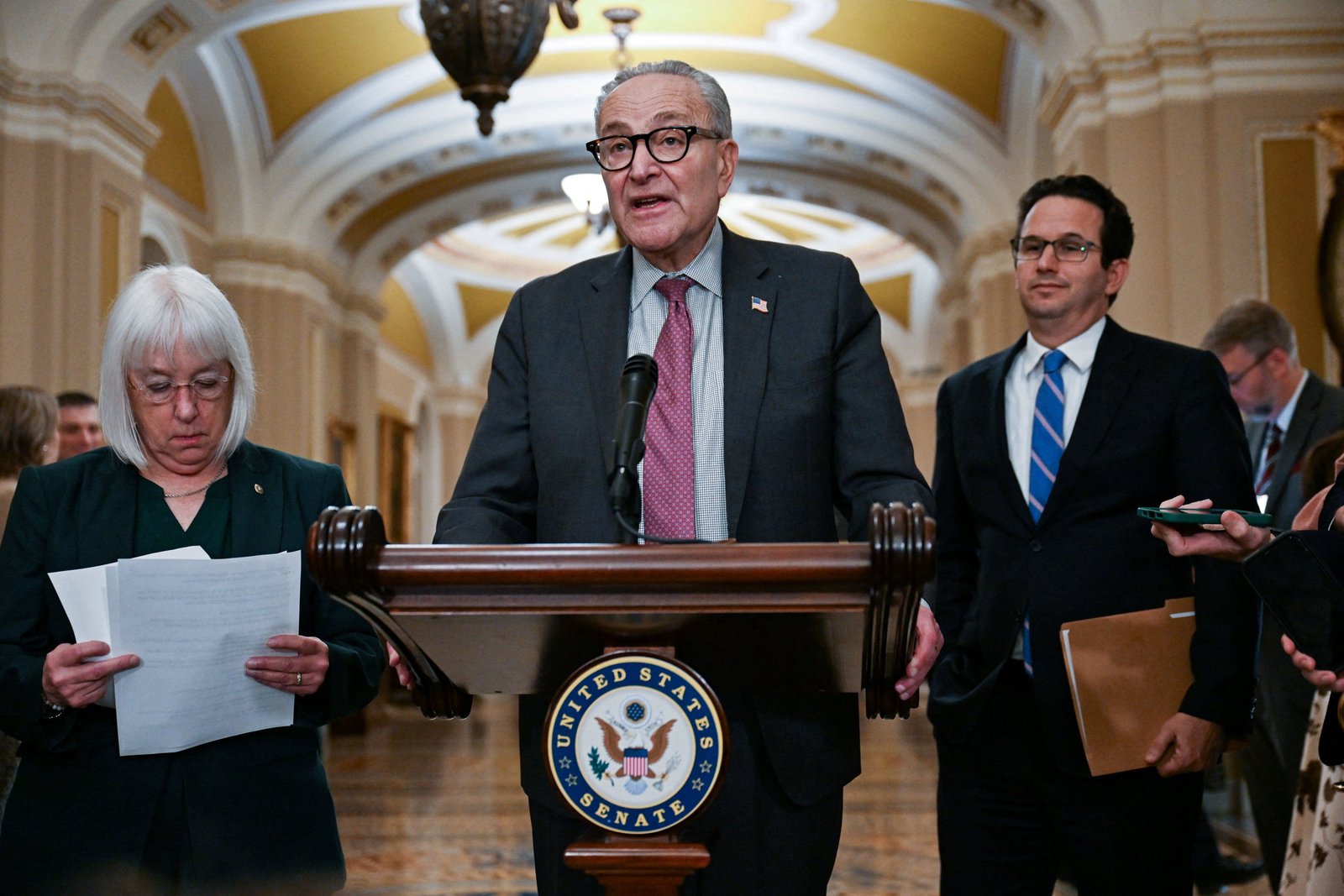 Democrats lean toward digging in on shutdown fight