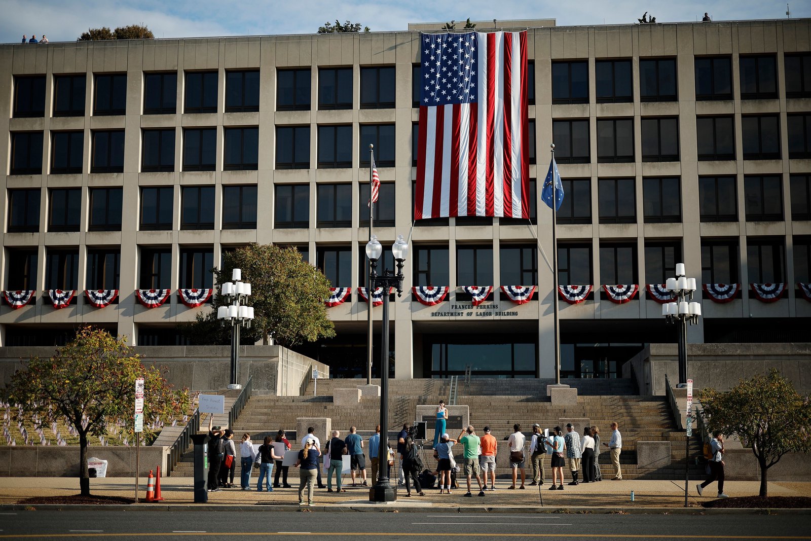 US producer prices unexpectedly fell in August