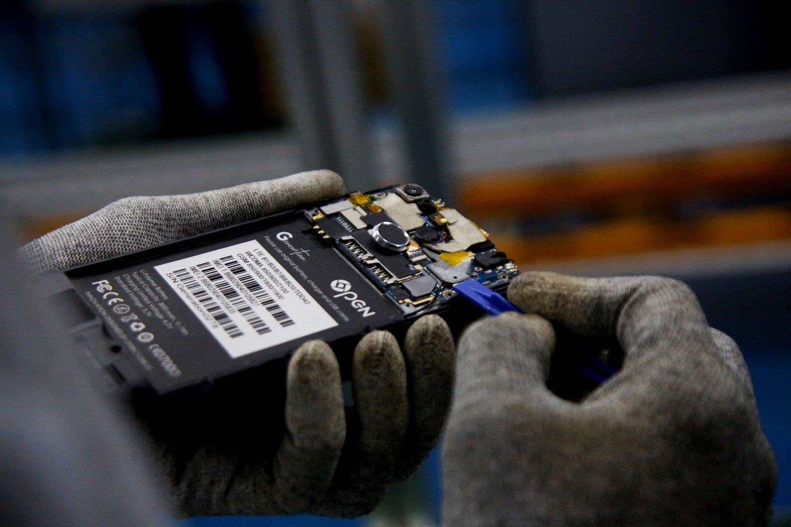 Global smartphone shipments hit 13-year low