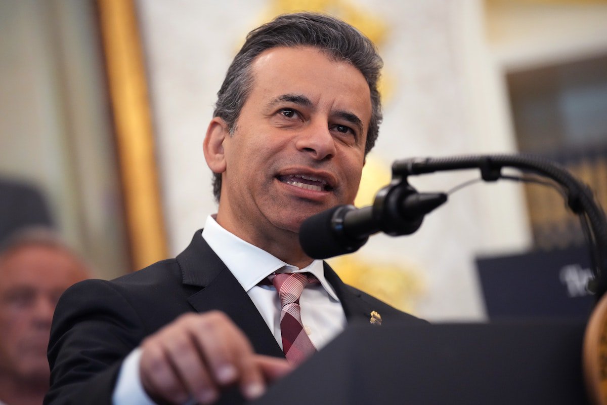 Trump Plans to Fire FDA Chief Over Vaping Fight