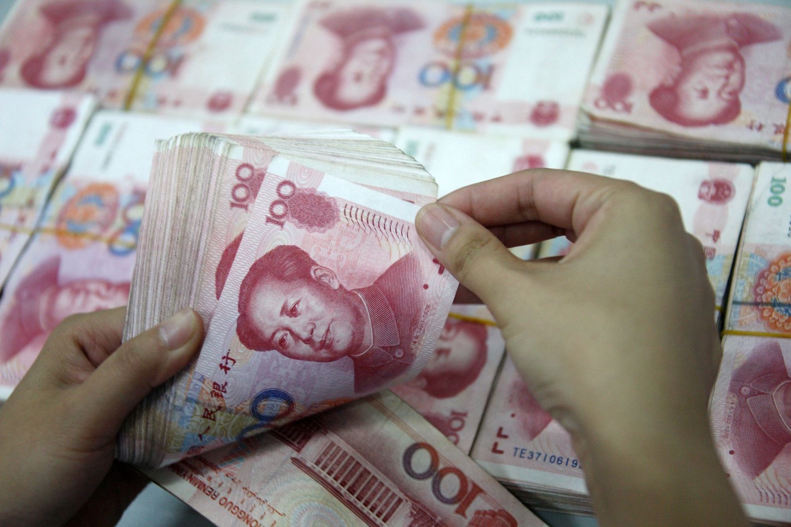 China currency debate bursts into the open