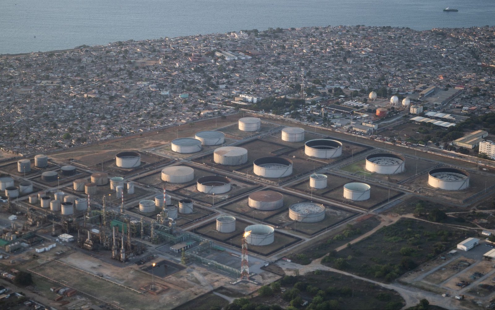 IMF warns Angola it could reach debt ceiling