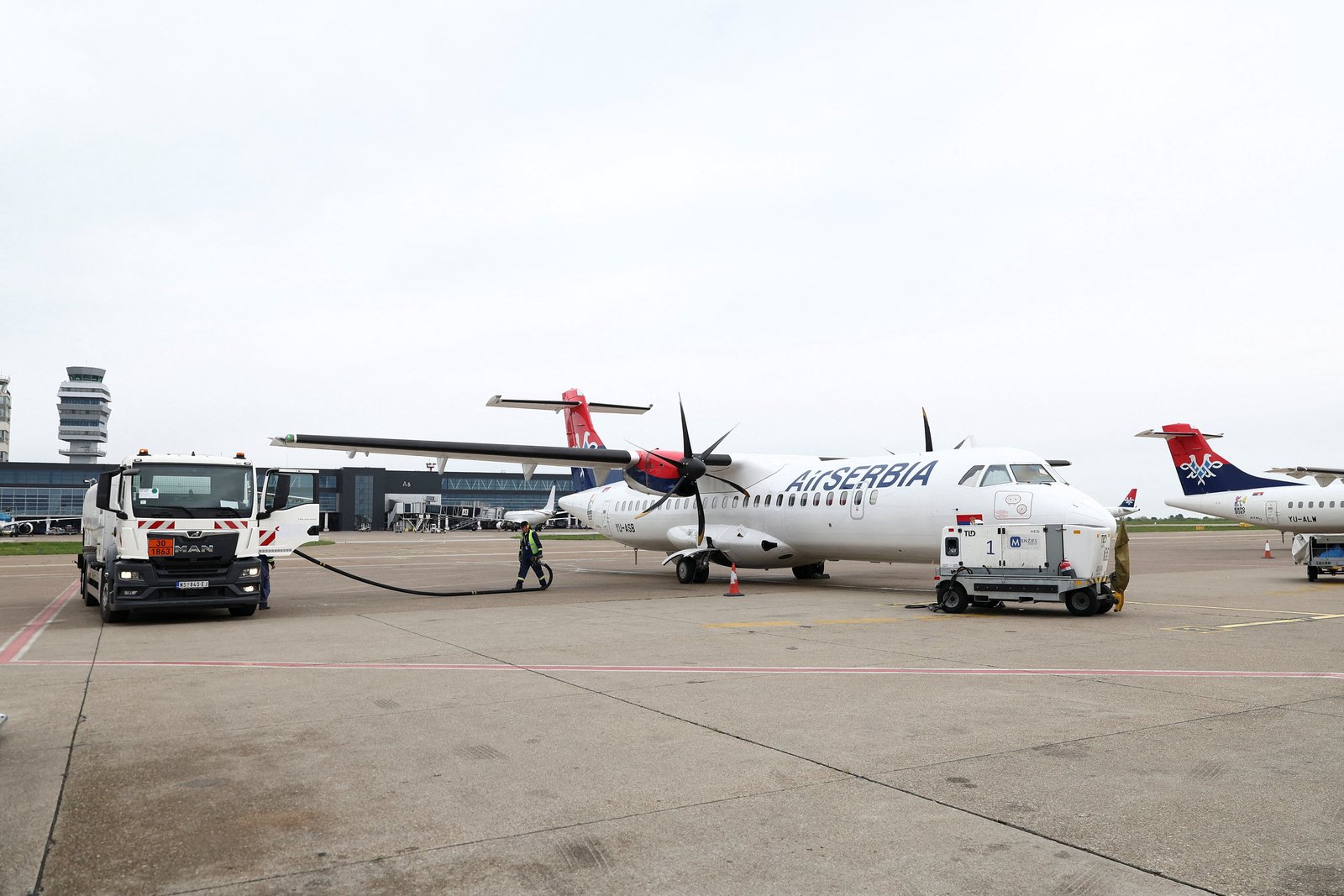 Airlines lower some fares amid falling demand