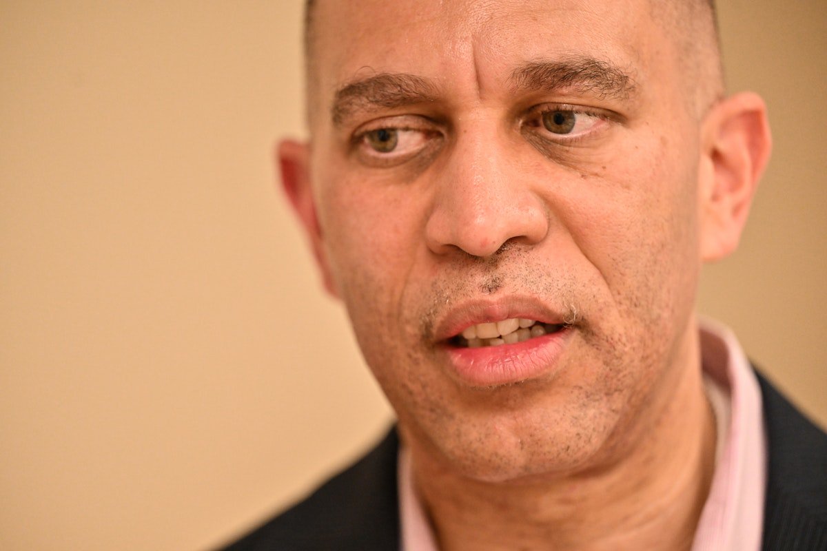 Democratic Candidates Revolt Against Hakeem Jeffries Ahead of Midterms