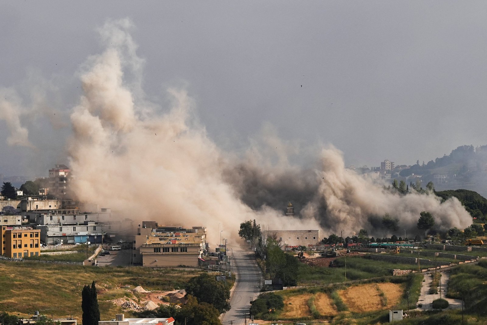 Israel steps up Lebanon strikes