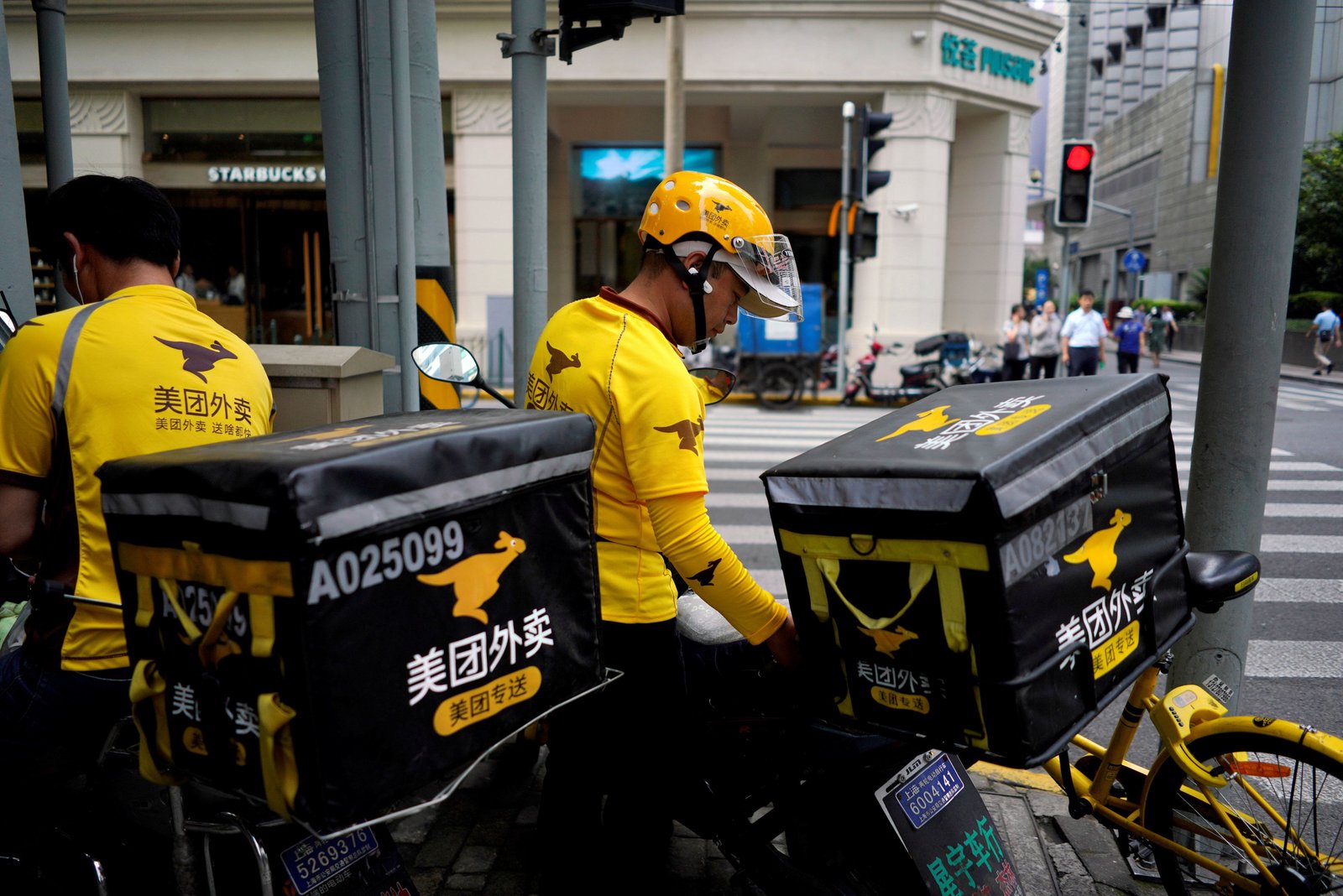 Chinese blue-collar wage growth outpaces white-collar jobs'