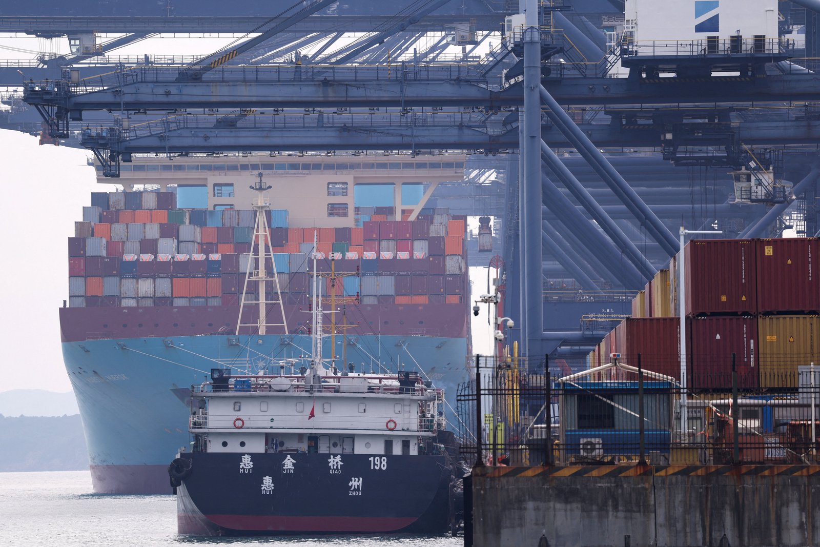 China exports beat forecasts amid global AI boom