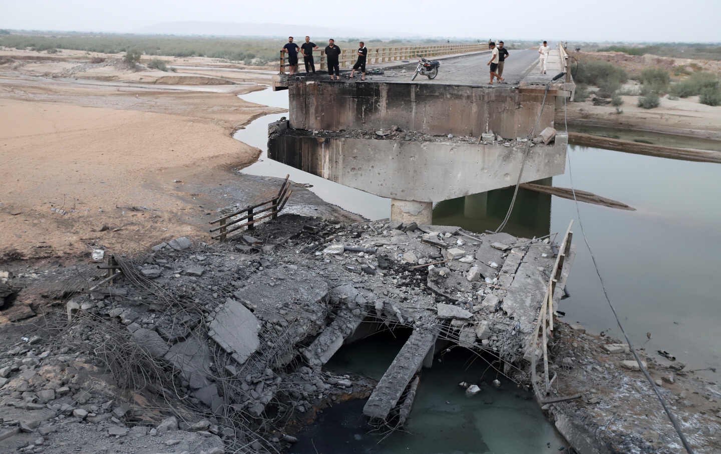 The Iran War Kills US Troops, the US and Saudi Arabia Strike a Nuclear Deal, Zelensky Fires His Top General