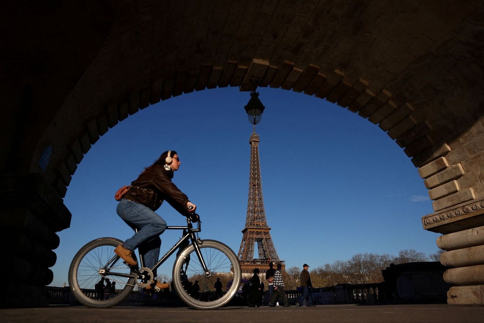 Paris mayoral race pits cars against bicycles