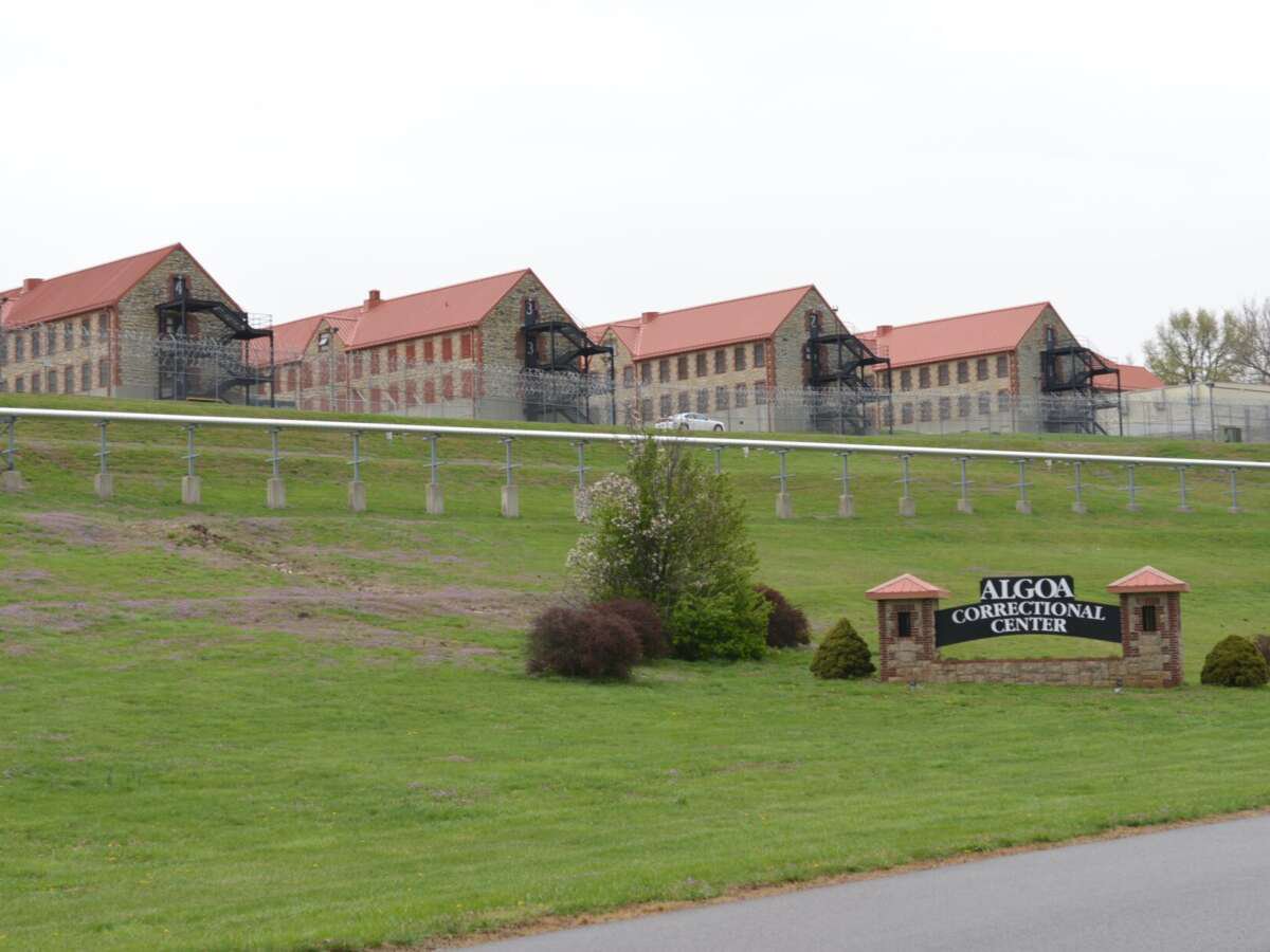 Prisoners in Missouri Report Being Forced to Shovel Snow in Subzero Temperatures