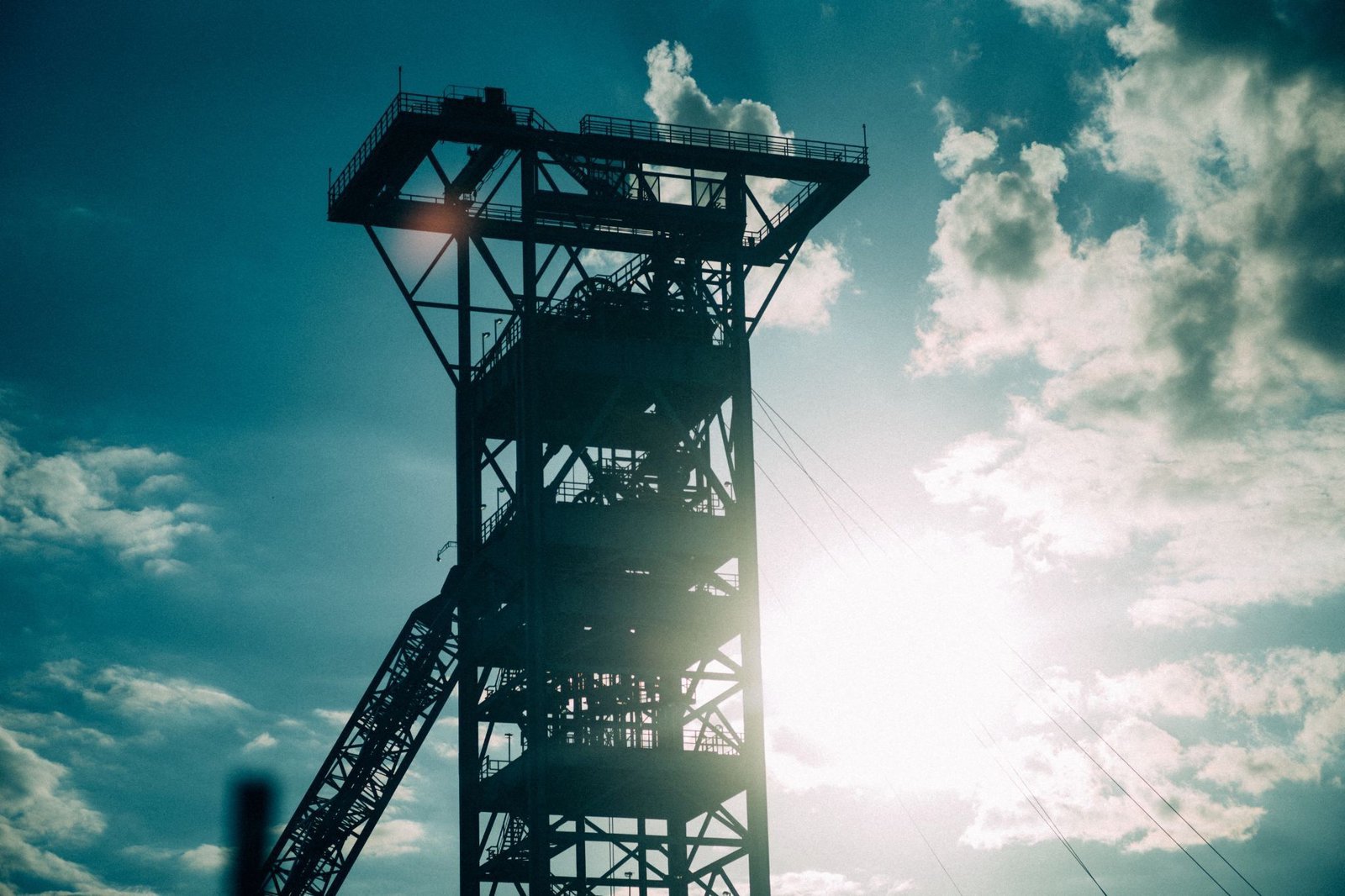 De Beers halts S. Africa mine output