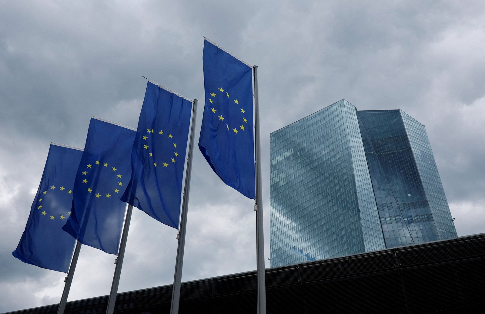 Global central banks grapple with war