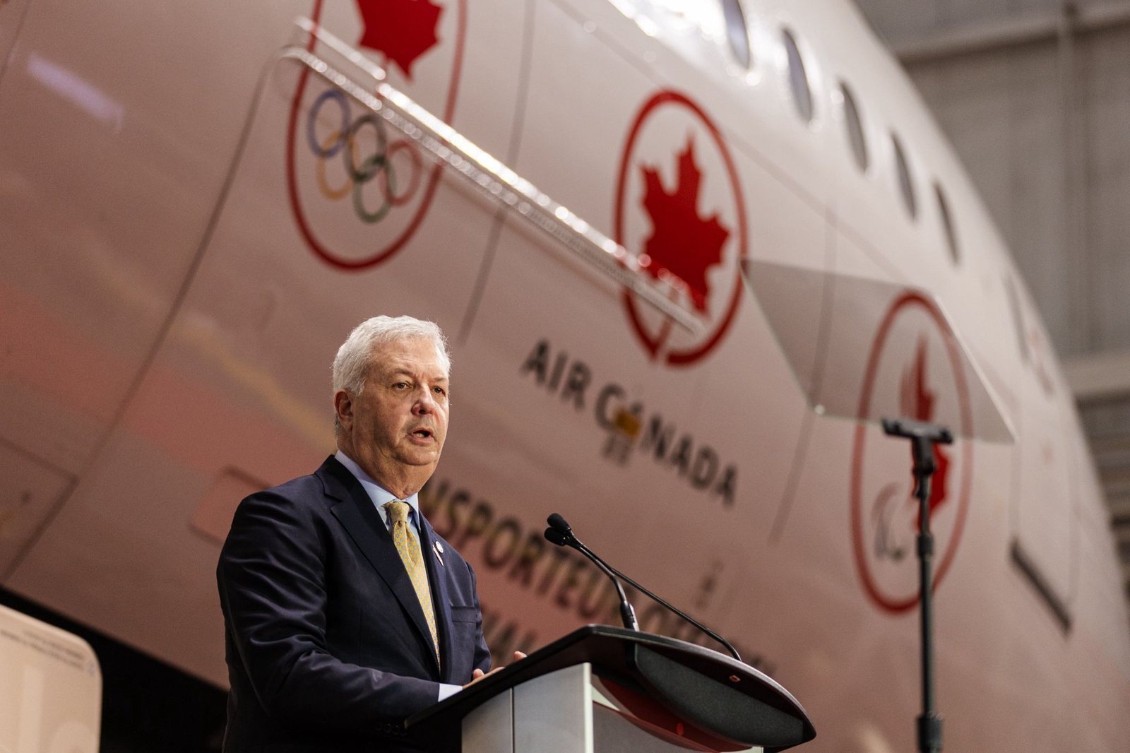 Air Canada CEO quits after language row