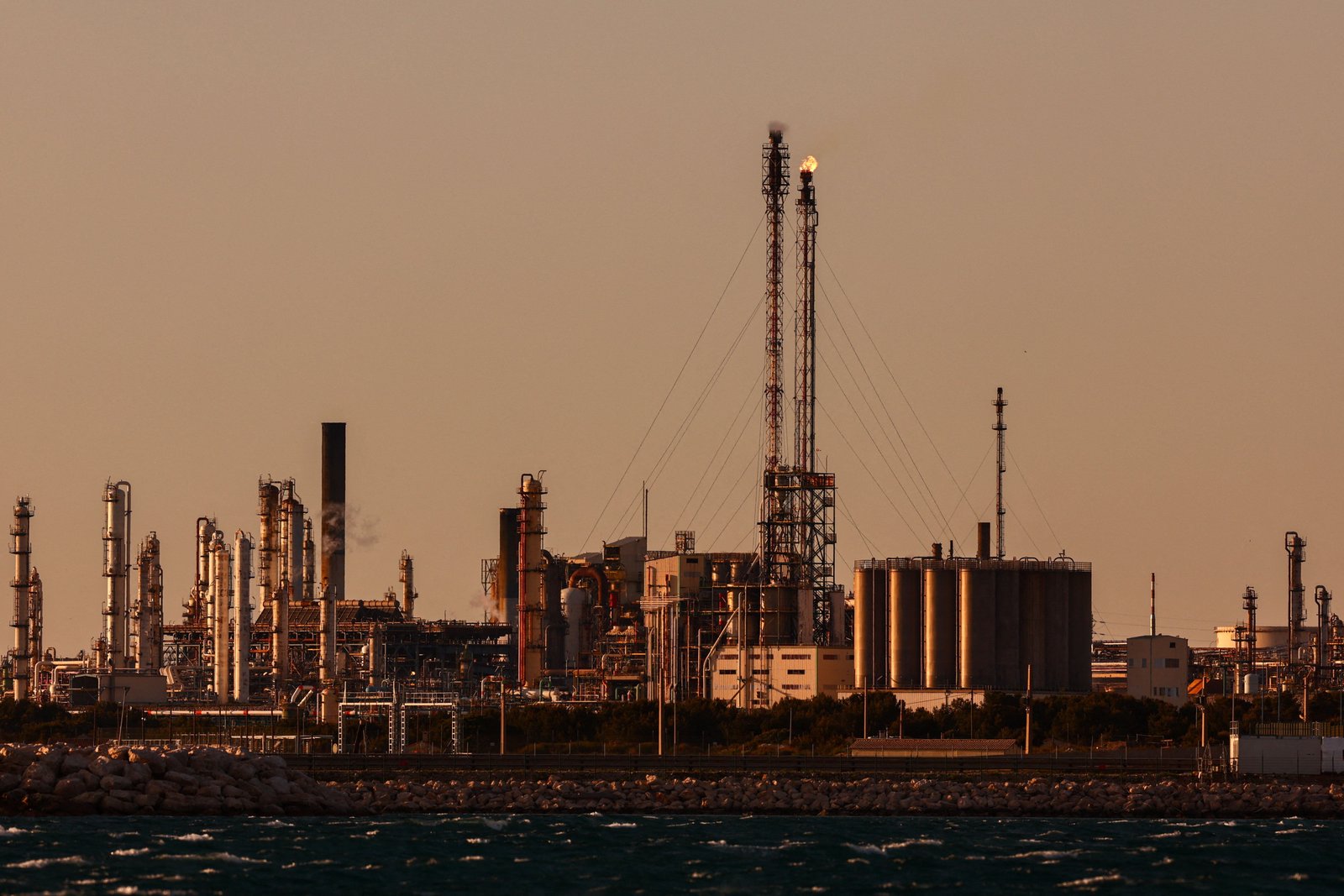 France details plan to phase out fossil fuels