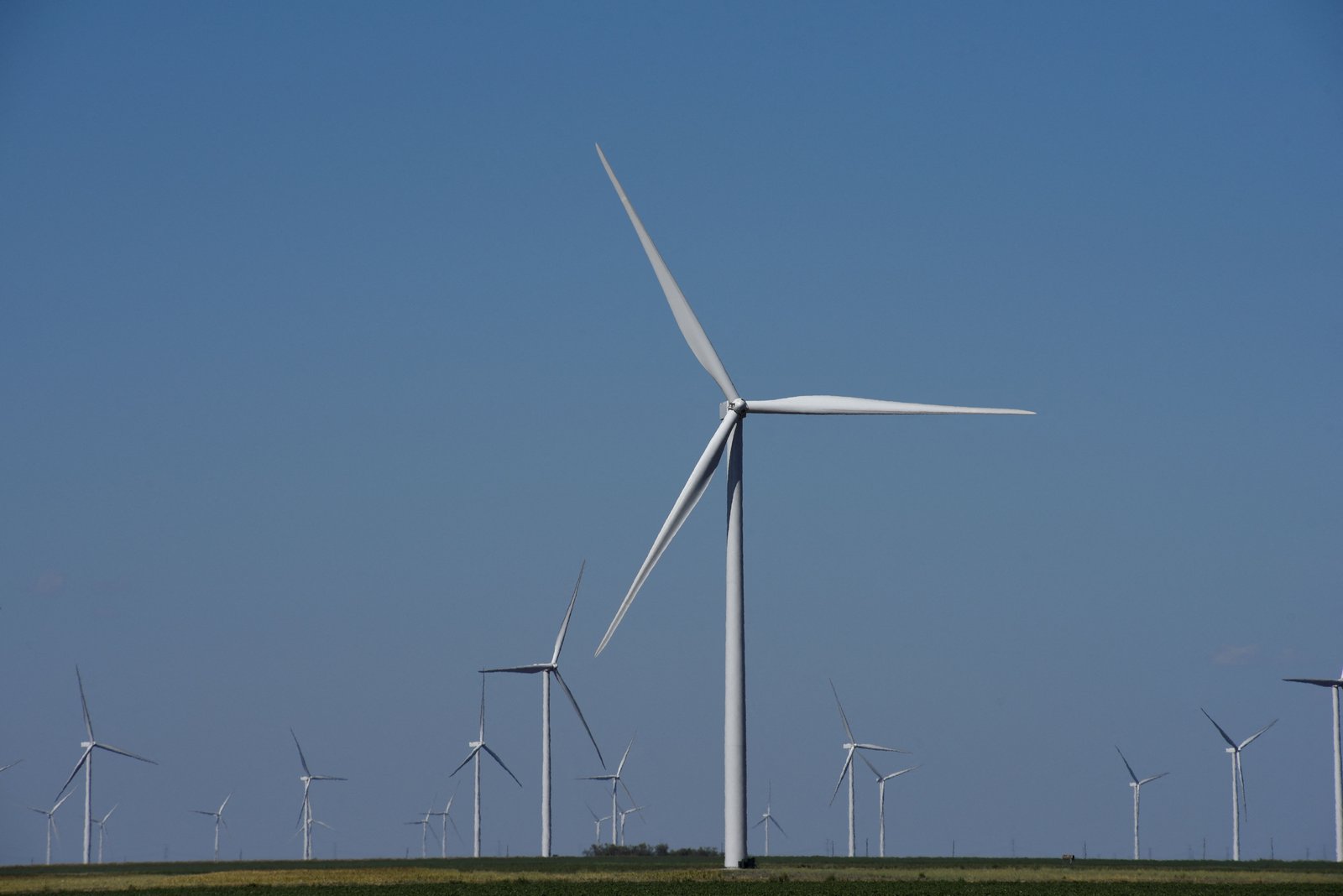 Top US windfarm begins commercial operations