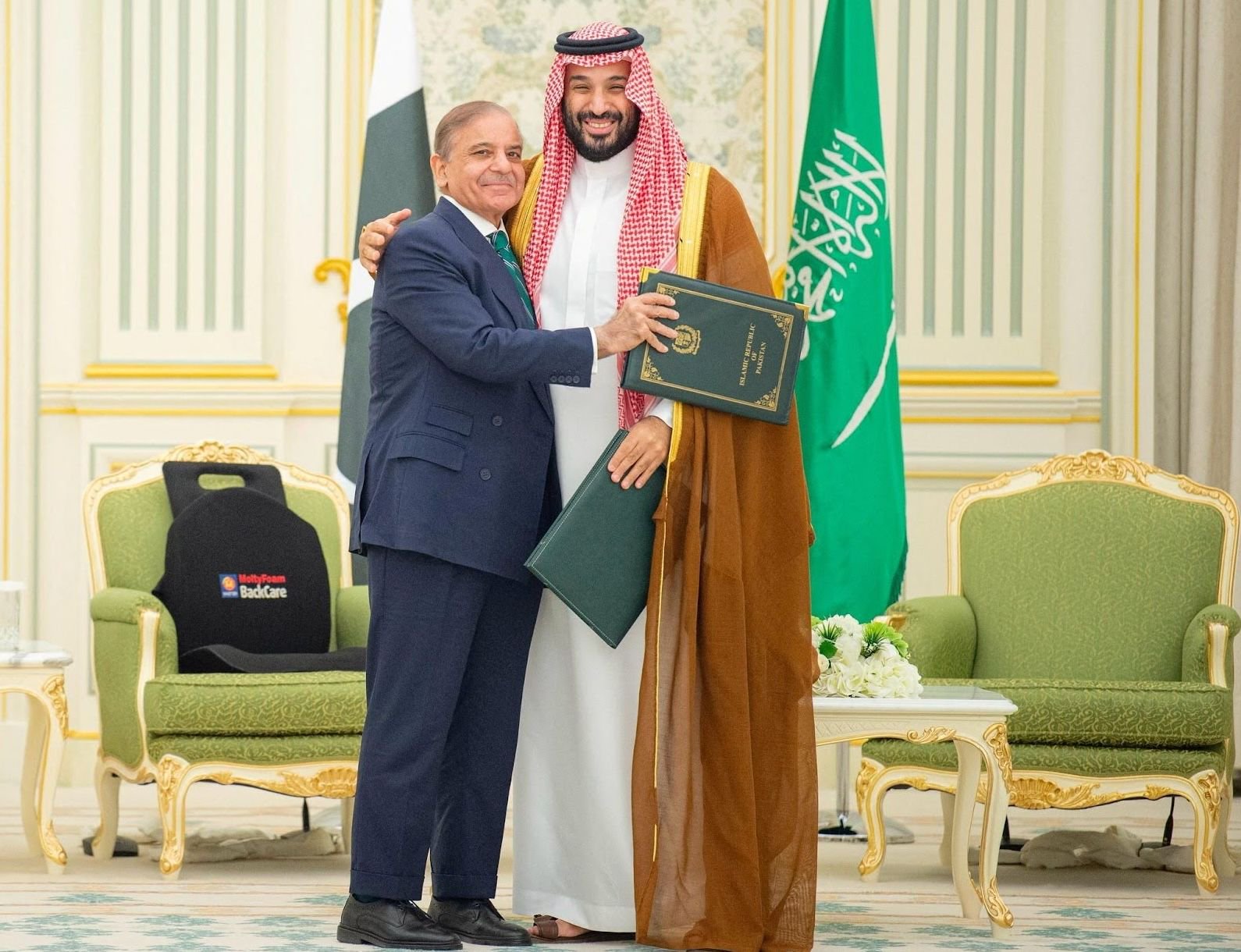 Pakistan and Saudi Arabia strengthen ties with defense deal
