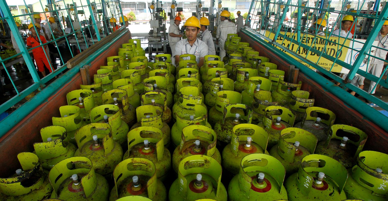 Investors retreat from oil-reliant Asian markets