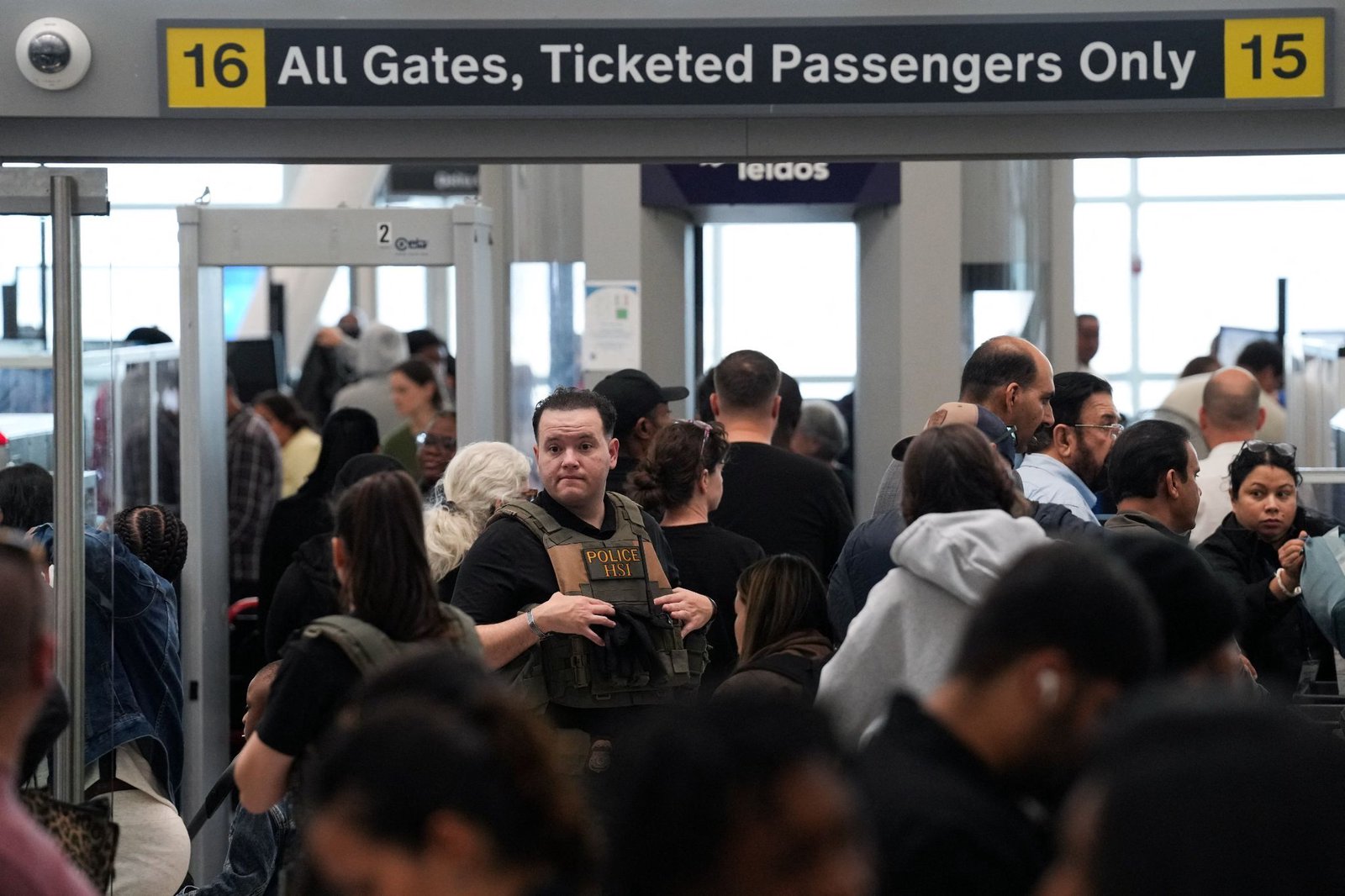 US air travel chaos worsens over DHS shutdown