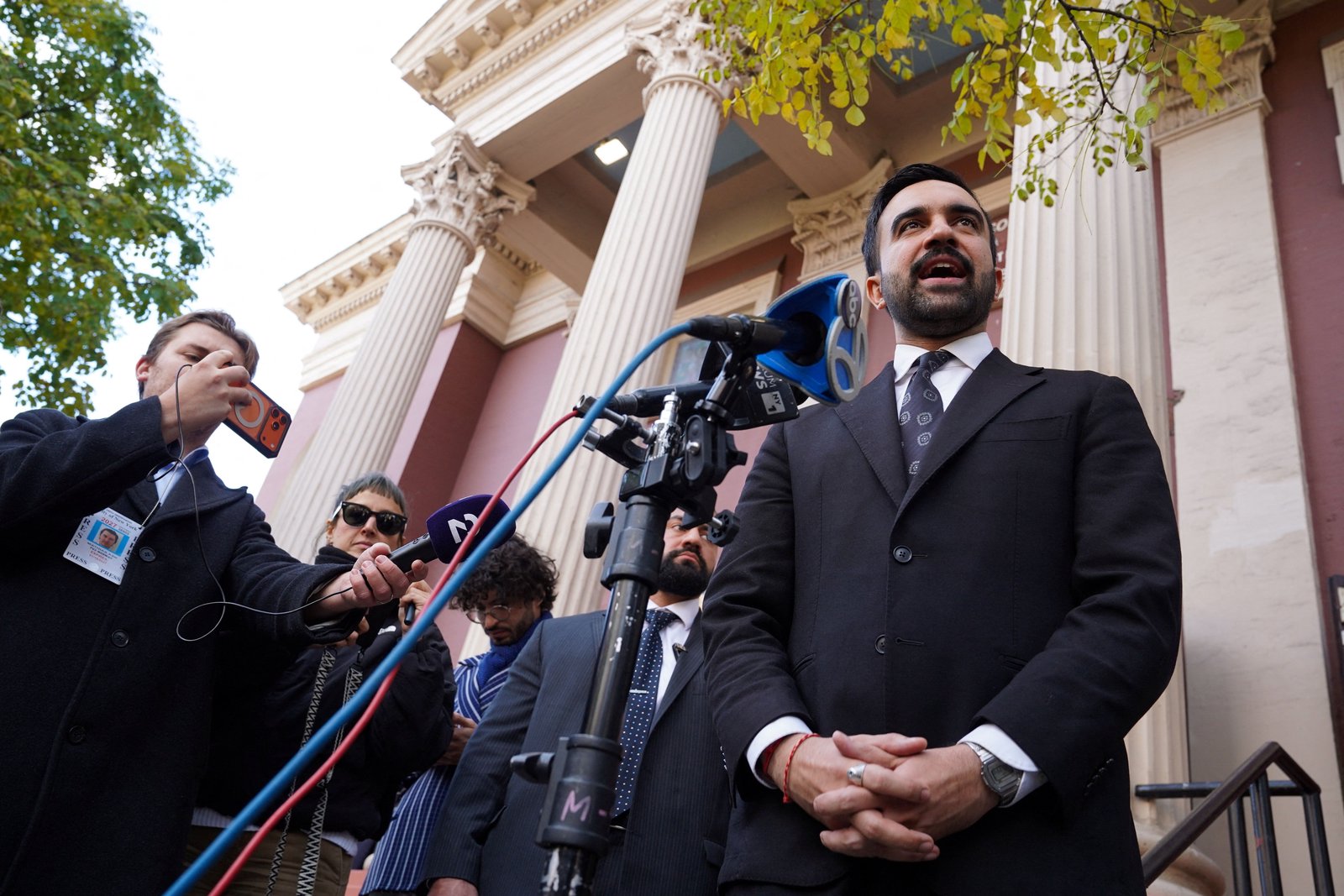 Both parties close out the 2025 election with nostalgia