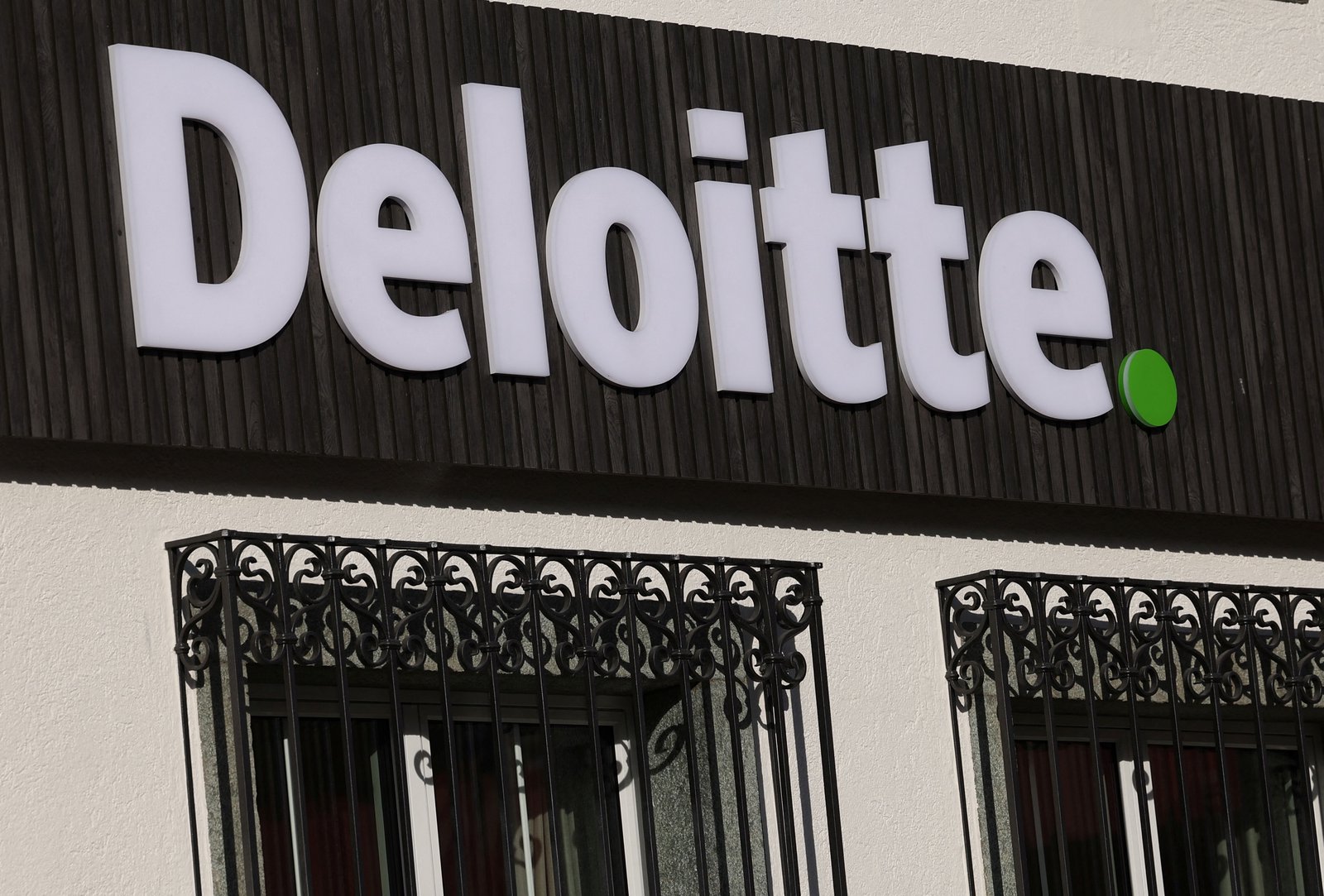 Deloitte’s AI slip-up reveals bigger threat to consulting firms