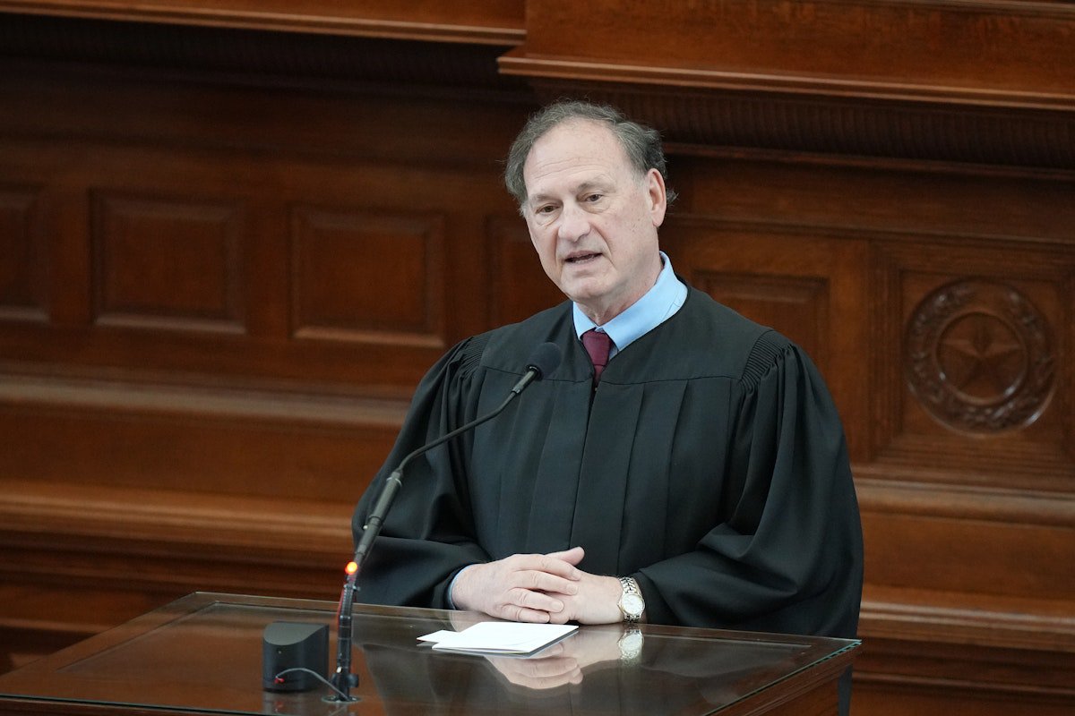 Roberts Trashes Alito’s Dissent on Supreme Court Birthright Ruling