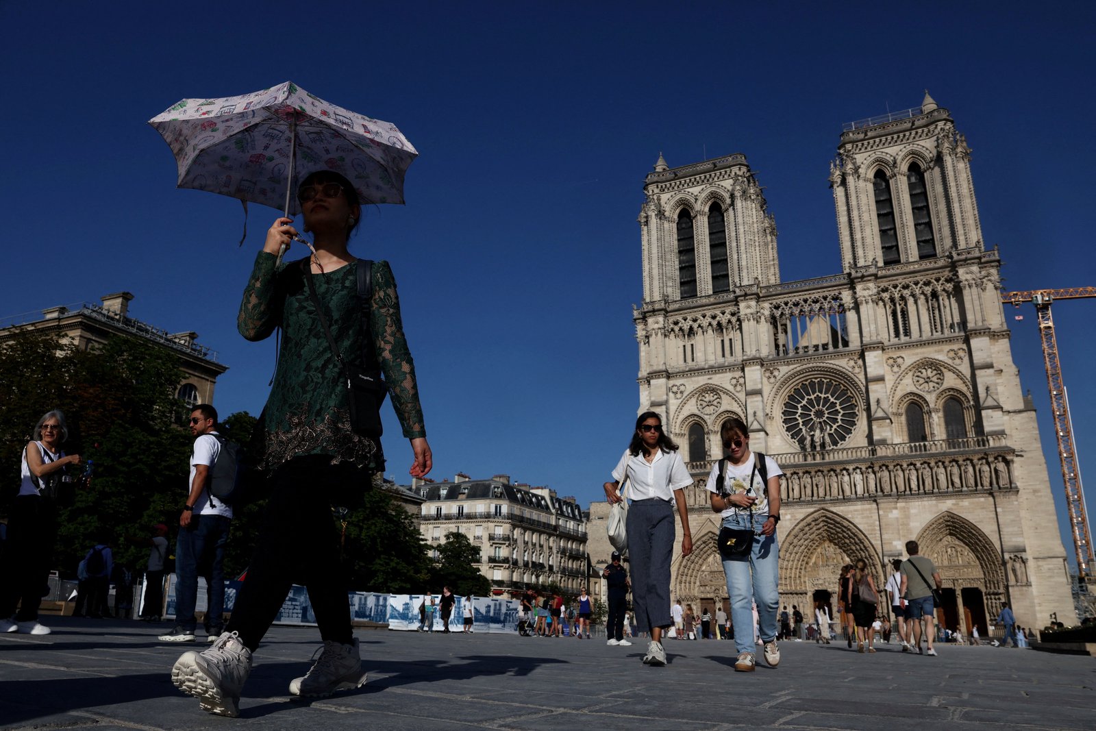 Heat wave grips Europe, reigniting debate over AC
