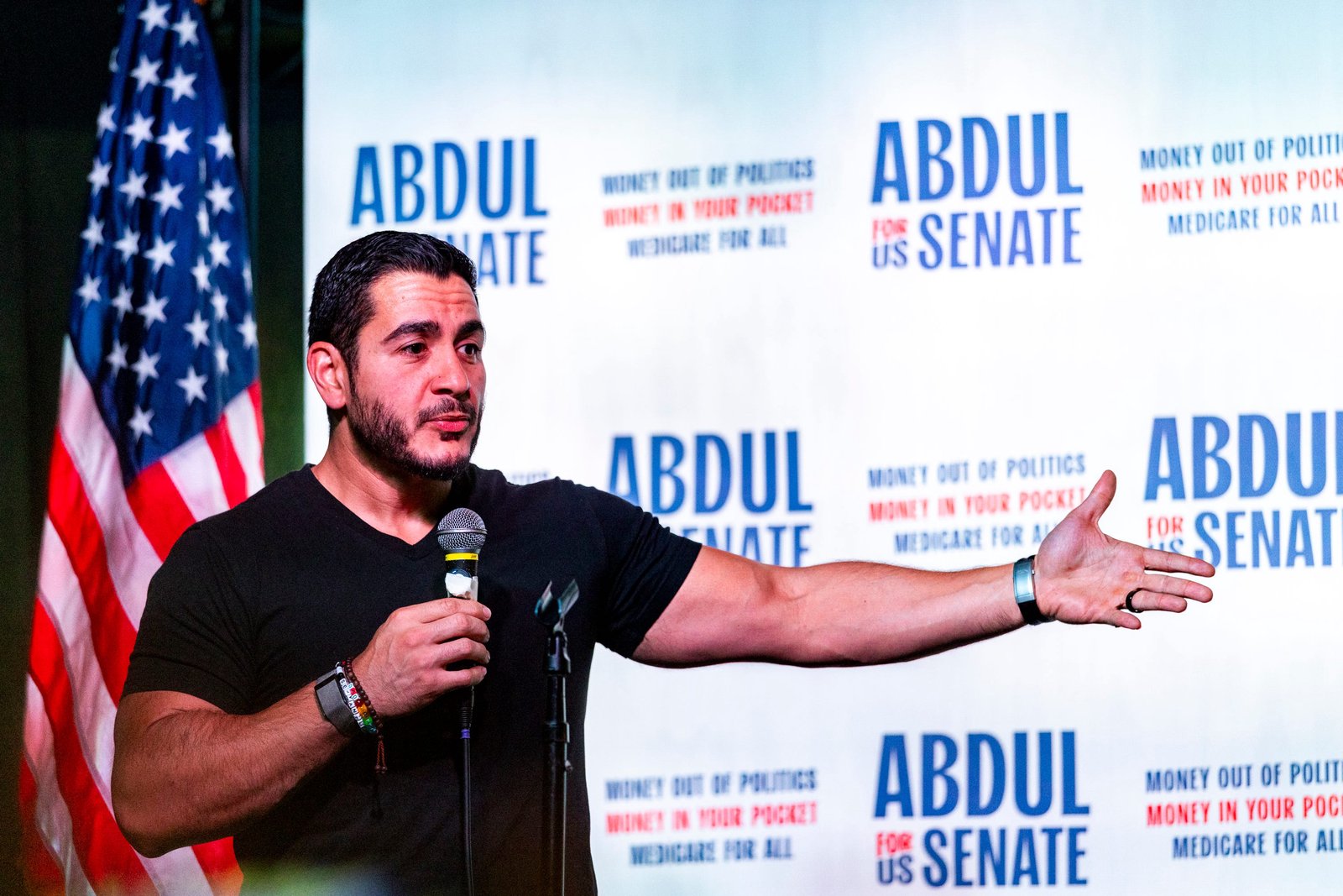 EXCLUSIVE: New Poll Shows Swing District Voters Prefer 'Outsiders' to Boring Centrists