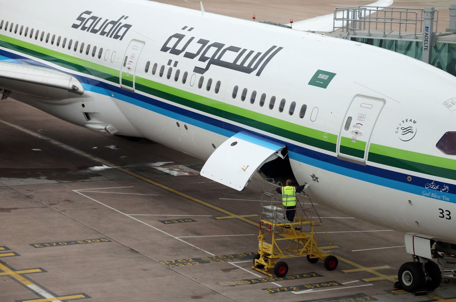 Saudi's PIF partners with pension fund for aircraft leasing unit
