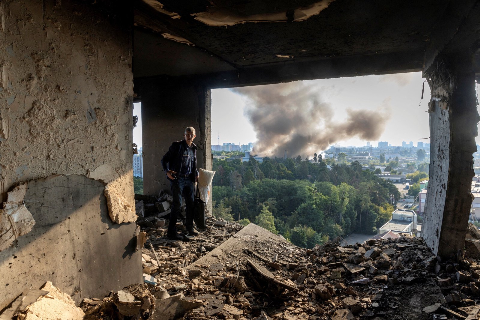 Russia launches largest attack of war, strikes Ukraine government building
