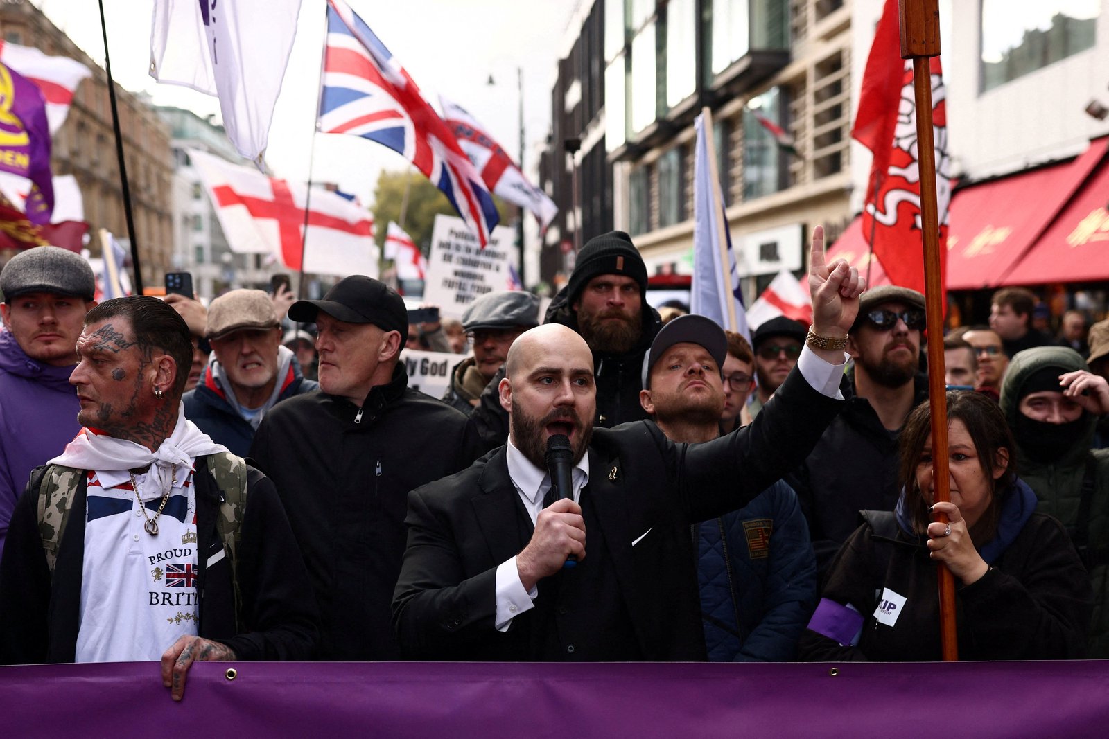 Net migration to the UK falls, despite Britons’ belief it is rising