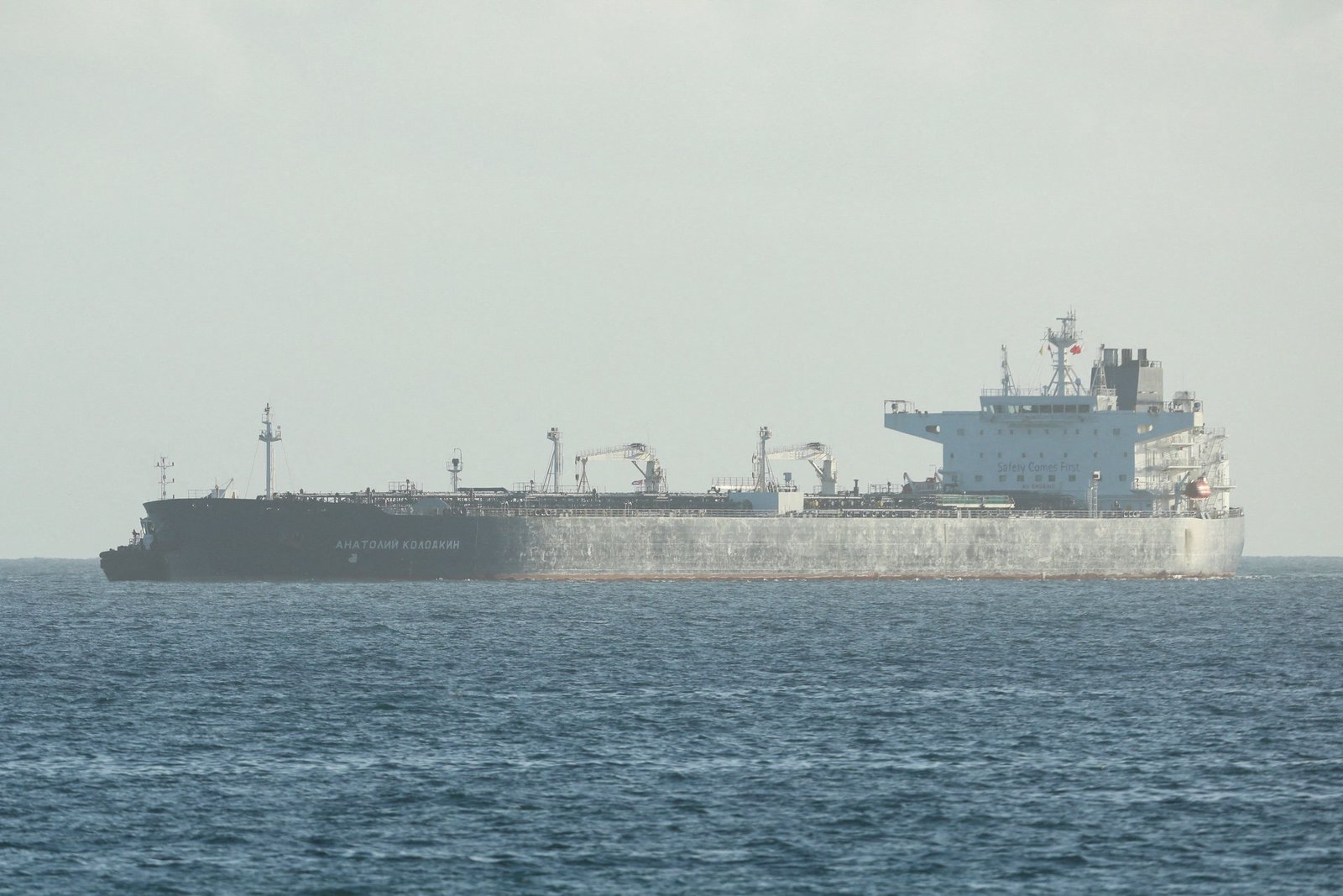 US lawmakers advance bill that targets Russian oil buyers