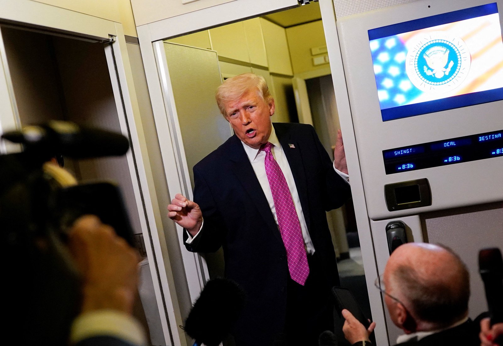 Trump sends mixed signals on Iran war