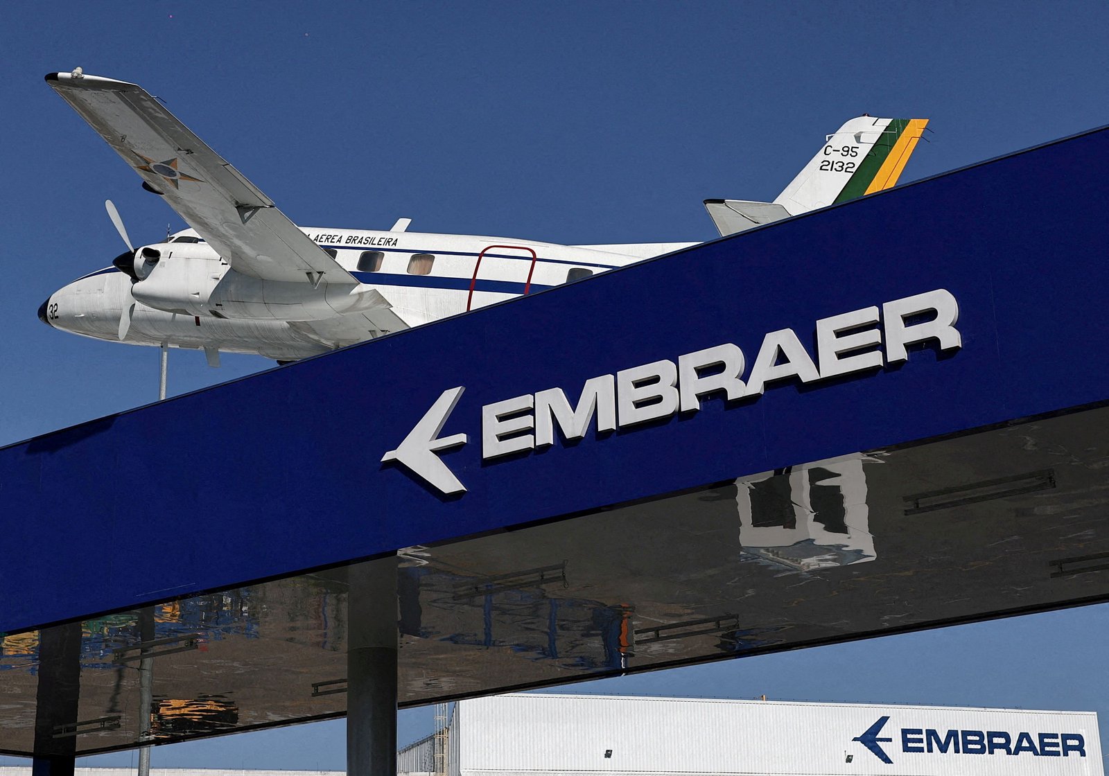 Embraer fuel-efficient jet draws buyers