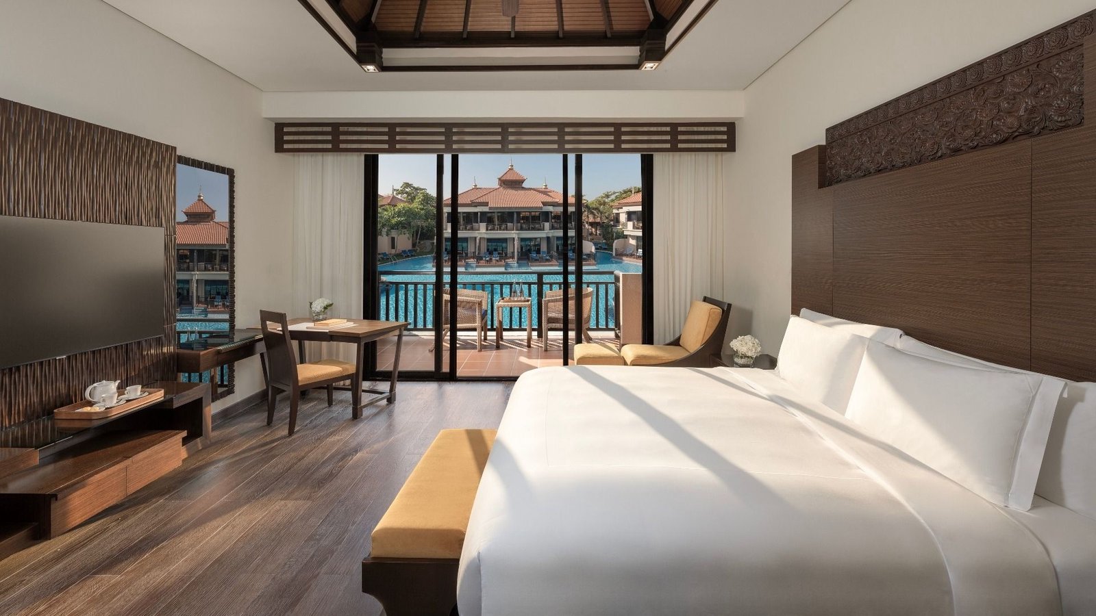 Gulf hotels extend wartime deals