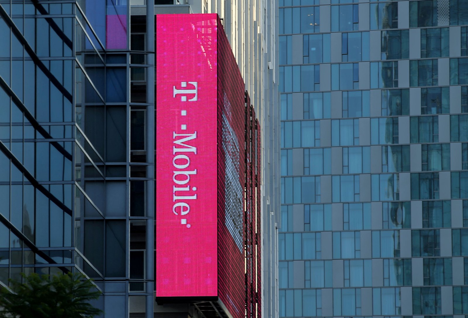 T-Mobile, Deutsche Telekom merger stalls