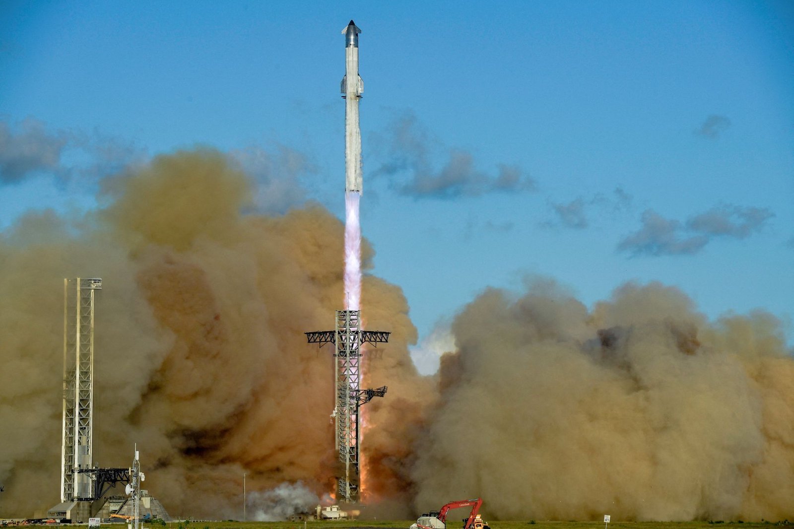 SpaceX's Starship nails 11th test flight