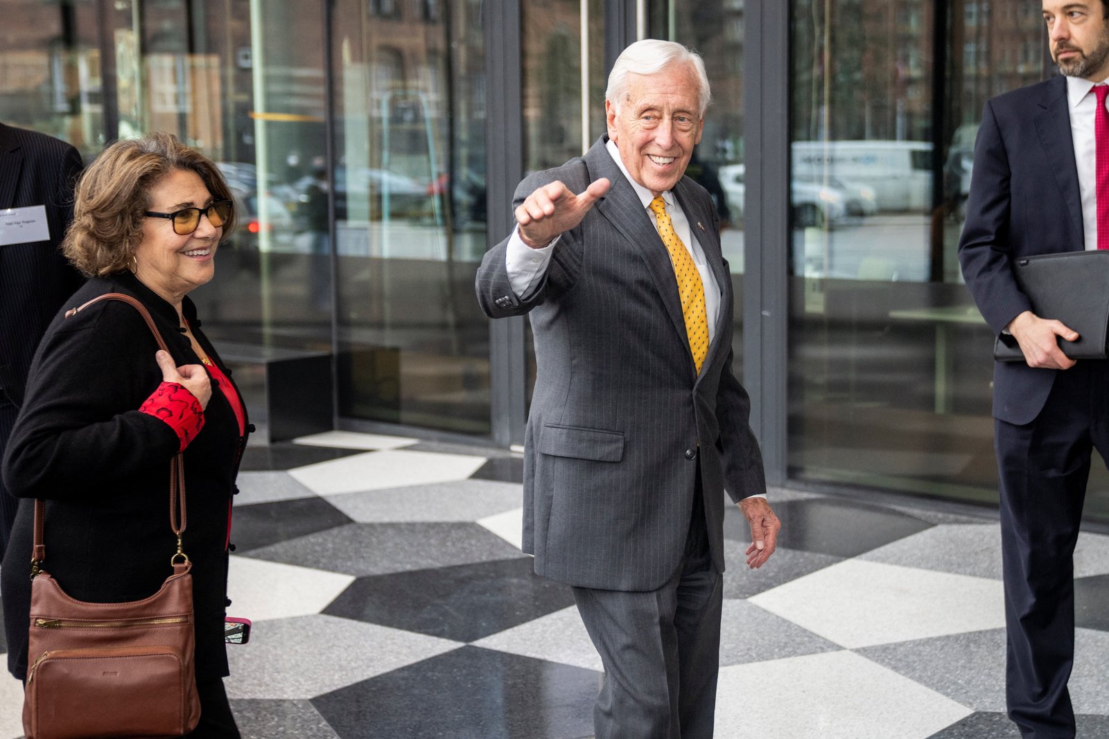 Centrist Democratic group wades into primaries