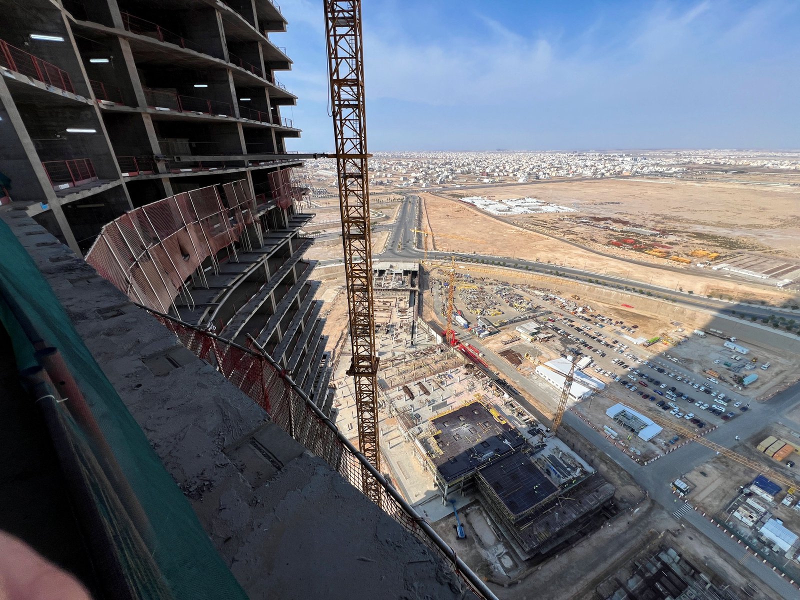 Gulf construction boom pauses amid Iran war