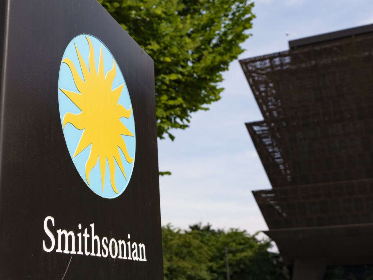 Trump Escalates Campaign Against Smithsonian With New “Warning Signs” Order